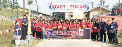  ??  ?? PESERTA Jogathon PIBG SMK Sungai Paoh Sarikei bersedia memulakan larian.