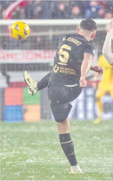  ?? ZIPI ARAGÓN/EFE ?? Víctor Chust golpea el balón en el partido contra el Rayo.