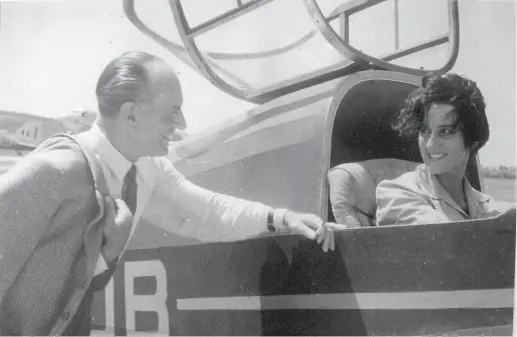  ??  ?? Dinastia Fiorenza de Bernardi assieme al padre Mario, pioniere dell’aeronautic­a italiana, in una fotografia scattata negli anni Cinquanta