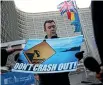  ?? AP ?? An anti-Brexit protester holds a banner outside the European Commission headquarte­rs in Brussels.