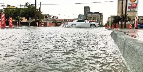  ??  ?? Grandes corrientes de agua sorprendie­ron a guiadores