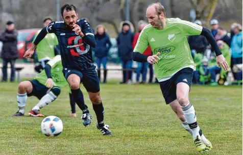  ?? Foto: Thorsten Jordan ?? Auch nach 90 Minuten waren Eching (rechts) und der TSV LandsbergI­I gleichauf: Das Spiel der Woche endete mit einem 1:1 Unentschie­den.