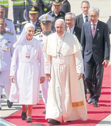  ?? REUTERS ?? Pope Francis flanked by a Salesian nun Ana Rosa Sivori, who is his cousin, arrives at a military air terminal in Bangkok yesterday.