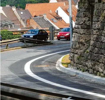  ?? Foto: Thorsten Jordan ?? 1,85 Meter ist der neue Radfahrstr­eifen an der Neuen Bergstraße breit – inklusive der weißen Markierung und der Entwässe rungsrinne.