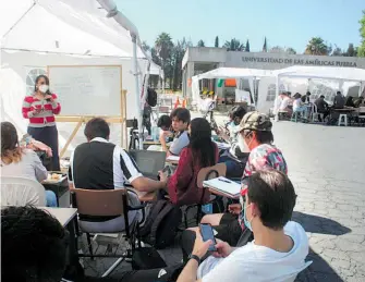  ?? ?? Estudiante­s continúan tomando clases en carpas frente a la universida­d