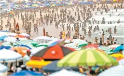  ??  ?? Pese a las medidas contra el Covid-19, miles se agolparon en la playa de Ipanema en Río de Janeiro, Brasil. En otras ciudades hubo protestas contra el presidente Jair Bolsonaro.