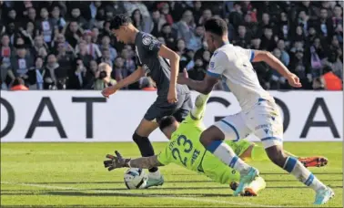  ?? ?? Ekitike se dispone a marcar el quinto gol del PSG ante el Auxerre.