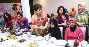  ?? DIPTA WAHYU/JAWA POS ?? KARTINI MASA KINI: Sebanyak 40 perempuan kuli angkut di Pelabuhan Tanjung Perak merayakan Hari Kartini bersama Komunitas Berbagi & Peduli dengan makan bareng.