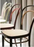  ??  ?? Der 1859 von Michael Thonet entworfene „Stuhl 214“(rechts) ist bis heute ein Klassiker. Wie Design House Stockholm setzen viele Hersteller auf Korbgeflec­ht.