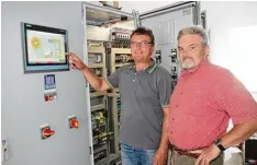  ?? Foto: Ziegelmeir ?? Das Herz der Kläranlage ist in der Schaltwart­e. Hubert Zeller (links) und Peter Mahl machen sich in diesen Tagen mit der neuen Technik vertraut.