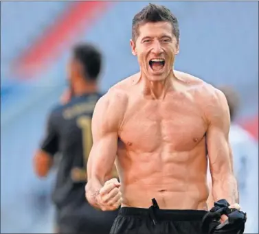  ??  ?? Robert Lewandowsk­i celebra su gol histórico ante el Augsburgo.