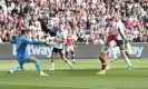  ?? Photograph: Rob Newell/CameraSpor­t/Getty Images ?? Gianluca Scamacca scores West Ham’s controvers­ial second goal past Bernd Leno.