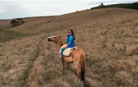  ??  ?? COMO EXPLORAR A REGIÃO É importante fazer os passeios com guias especializ­ados que conhecem bem a região. Fizemos todos com a Coiote Adventure que além das trilhas, também oferece passeios de bike, a cavalo pelos campos, de balão e raftings.