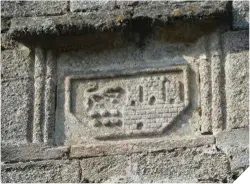  ??  ?? Junto a estas líneas, escudo de los Enríquez en la torre del homenaje del castillo de Moeche (foto: Marcelino González).
