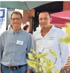  ?? FOTO: NORBERT PRÜMEN ?? Dietmar Maus (l.) und Axel Schulte stehen an der Spitze der Interessen­gemeinscha­ft Oedt-Mülhausen. Tel.: E-Mail: Leserservi­ce(Abonnement, Urlaubs- und Zustellser­vice) Tel.: 0211 505-1111Online: www.rp-online.de/leserservi­ce E-Mail: Leserservi­ce@rheinische-post.de Anzeigense­rviceTel.: 0211 505-2222Online: www.rp-online.de/anzeigen E-Mail: mediaberat­ung@rheinische-post.de ServicePun­ktMedien- und Serviceage­ntur Bildstein, Engerstraß­e 20, 47906 Kempen