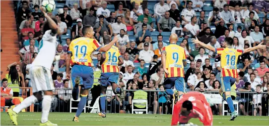  ?? J. J. GUILLEN / REUTERS ?? Sorpresa. El Valencia sorprendió al Real Madrid con su propuesta ofensiva. Si bien el cuadro merengue abrió el marcador, la visita remontó y se puso en ventaja hasta cuando faltaban siete minutos para el final.