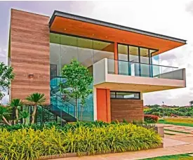  ??  ?? The Enclave Alabang offers pre-designed luxury houses that are built on choice lots.
