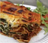  ?? FOTO: TT ?? Ett extra lager hackad spenat mellan lagren av pasta, köttfärs- och ostsås ger lasagnen fin smak.