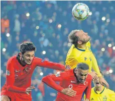  ?? FOTO: DPA ?? Nichts geht mehr im türkischen Fußball: Hier klärt der Schwede Andreas Granqvist vor Okay Yokuslu (li.) und Cenk Tosun´.