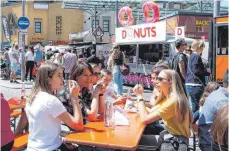  ??  ?? Proppenvol­l war es beim Food-Truck-Festival auf dem Gmünder Torplatz.