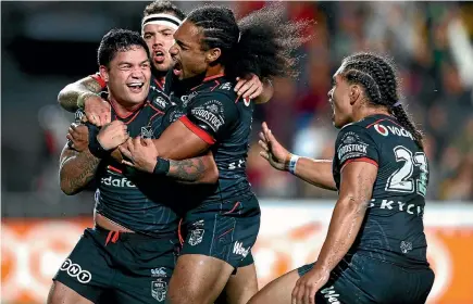  ?? GETTY IMAGES ?? Warriors team-mates celebrate Isaac Luke’s try against the Dragaons.