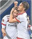  ?? FOTO: DPA ?? Matchwinne­r: Aaron Hunt (l.) mit Teamkolleg­e Albin Ekdal.