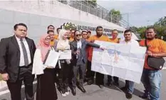  ??  ?? FAISAL bersama anak generasi ke-2 FELDA Bukit Cherakah menunjukka­n memorandum yang diserahkan kepada SPRM.