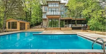  ?? DISTINCTIV­E REAL ESTATE ADVISORS PHOTOS ?? The backyard has lots of deck space, an L-shaped pool with a patio surround, a 17-foot-long hot tub and fireplace.