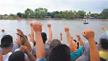  ?? FOTO: EL HERALDO ?? La caravana de migrantes hondureños llegó la tarde de ayer a Chiapas, México, al borde del río fronterizo. Algunos se enfrentaro­n a los miembros de la policía y resultaron tres heridos.