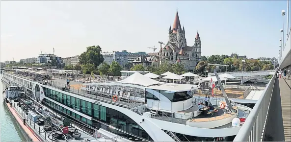  ?? [ Akos Burg ] ?? In Wien warten Flusskreuz­fahrtschif­fe darauf, dass die Donau an manchen Stellen wieder mehr Wasser führt.