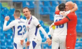  ?? ABC ?? Los jugadores del Eibar celebran una victoria fundamenta­l