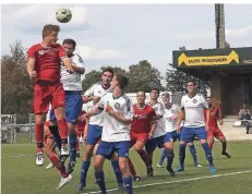  ?? RP-FOTO: NIPKO (ARCHIV) ?? Traf für den SV Helpenstei­n in der laufenden Saison schon sieben Mal: Robin Langer hier beim Kopfball.