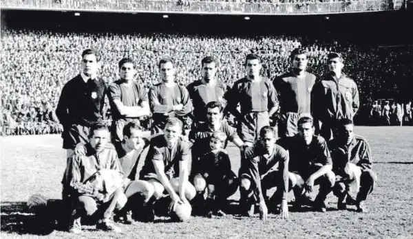  ?? // ARCHIVO ?? Este fue el equipo del Barça que se alineó el 15 de febrero de 1959 en el Santiago Bernabéu: Arriba, de izquierda a derecha: Ramallets, Olivella, Rodri, Gràcia, Segarra, Gensana y Larraz (portero suplente). Agachados (mismo orden): Claudio (material), Tejada, Kubala, Evaristo, Luis Suárez, Coll y Ángel Mur (masajista). A la izquierda, una de las cámaras del partido, la Pye MK3, fabricada en el Reino Unido