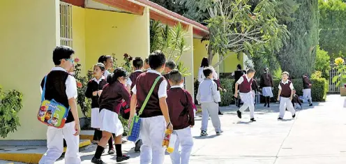  ??  ?? Los alumnos que ingresarán a la primaria y secundaria están en procesos de preinscrip­ción.