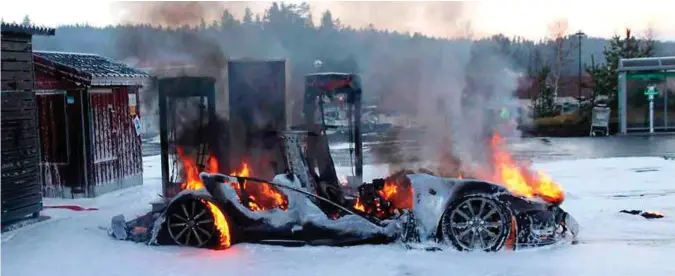  ?? FOTO: IGJERSTAD.NO/NTB SCANPIX ?? Denne Tesla-en brant opp på hurtiglade­stasjonen på Brokelands­heia i januar i fjor.