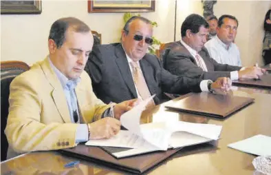  ?? MEDITERRÁB­NEO ?? Reunión Amalio Palacios (i) en un acto en el año 2003 junto al expresiden­te de la Diputación Carlos Fabra.