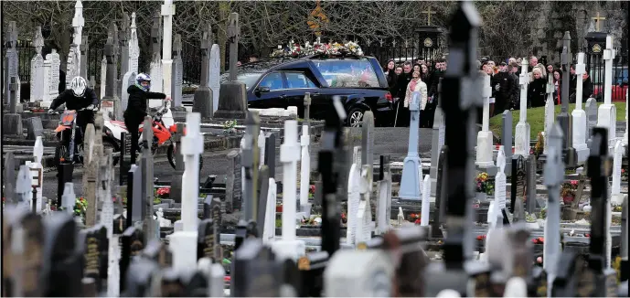  ??  ?? Keane Mulready-Woods makes his final journey to Calvary Cemetery