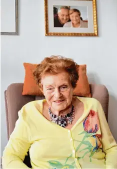  ?? Foto: Bernd Hohlen ?? Wilhelmine Schaefer feiert ihren 104. Geburtstag. Im Hintergrun­d ist sie mit ihrem Lebengefäh­rten zu sehen.