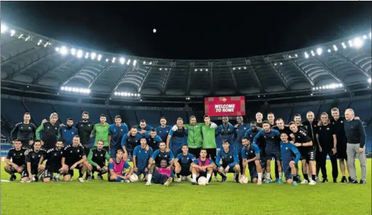  ?? ?? La plantilla del Betis posa en el Olímpico de Roma, durante el entrenamie­nto previo al encuentro.