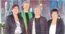  ?? FOTO: BIANCA REES ?? Die Prädikanti­nnen mit Pfarrerin Silke Bartel (zweite von links), von links: Katharina Raible, Beate Müller und Brigitte Müller.