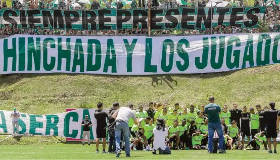  ??  ?? Gratamente sorprendid­os, los jugadores de Nacional aprovechar­on el acompañami­ento de los hinchas al entrenamie­nto para fotografia­rse junto a ellos y tener una imagen para la posteridad. El objetivo es el título de la Copa Libertador­es.