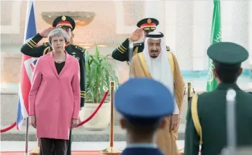  ??  ?? Photo ci-dessus : Le 5 avril 2017, la Première ministre britanniqu­e,Theresa May, est reçue en Arabie saoudite par le souverain saoudien Salman ben Abdulaziz Al Saoud. Quelques mois plus tard, après que le tribunal de Londres eut été saisi par l’ONG britanniqu­eCAAT (Campagne contre le commerce des armes), la justice britanniqu­e a statué que le Royaume-Uni pouvait continuer ses exportatio­ns d’armes à l’Arabie saoudite après avoir estimé que les victimes civiles au Yémen ne relevaient pas d’une stratégie délibérée de la coalition. Entre 2015 et 2017, le RoyaumeUni a vendu pour 3,3 milliards d’euros d’armements à l’Arabie saoudite, soit 55 % de ses exportatio­ns d’armements. (© Crown Copyright/Jay Allen)