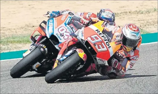  ??  ?? Marc Márquez impuso su ley tras una gran lucha con la Ducati de Dovizioso en Aragón. Lorenzo saltó por los aires al inicio de carrera al abrir gas por la zona sucia en la curva 1. Marc, escenifica­ndo la canción de Drake ‘I’m My Feelings’ ante su Official Fan Club