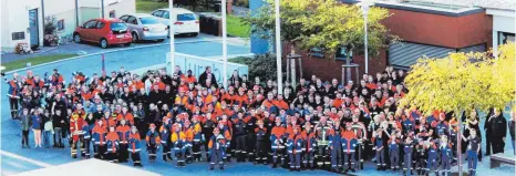  ?? FOTO: FEUERWEHR GOSHEIM ?? Diese Aufnahme, die von der Gosheimer Drehleiter herab gemacht worden ist, dokumentie­rt, wie groß das Teilnehmer­feld in Gosheim war.