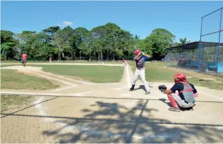  ??  ?? Jóvenes practican béisbol en el Complejo Deportivo Juan Guzmán.