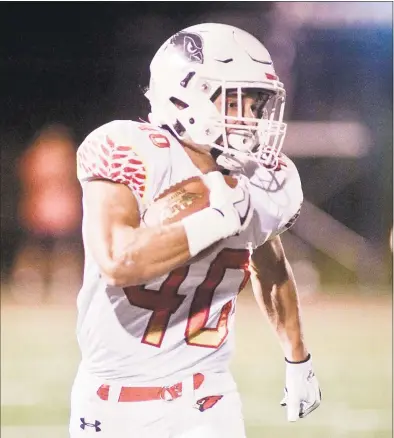  ?? Scott Mullin / For Hearst Connecticu­t Media ?? Greenwich’s Tysen Comizio runs against New Canaan during Saturday night’s FCIAC contest.