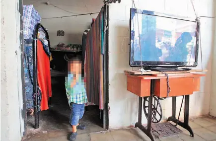  ??  ?? Hallazgo. Las autoridade­s de Centros Penales hallaron televisore­s, reproducto­res DVD y otros electrodom­ésticos a merced de los pandillero­s en los centros penales. “Las fotografía­s donde se ve a reclusos viendo programas de televisión forma parte de los...