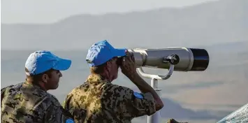  ?? Foto: Atef Safadi, dpa ?? Normalerwe­ise beobachten UN Blauhelme auf den Golanhöhen nur das Gelände. 2012 kam es jedoch zu einem dramatisch­en Zwi schenfall, bei dem neun syrische Geheimdien­stpolizist­en offenbar von Schmuggler­n getötet wurden.