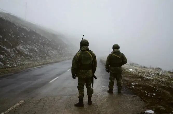  ??  ?? Un check-point russe à la frontière avec l’Arménie, le 19 novembre.