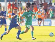  ?? FOTO: GÜNTER KRAM ?? Ailingens Tayfun Eköz (re.) gewann das Laufduell gegen den Schlachter­ner Marc Erath und schob den Ball danach zum 3:0 ins leere Tor.